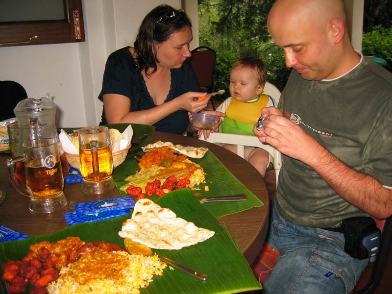 Hanka, Kuba a Adam v restauraci Samy's Curry / Hanka, Kuba and Adam in Samy's Curry restaurant (SGP)