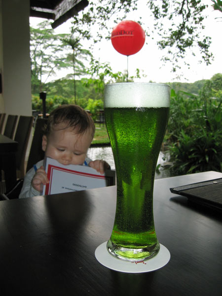 Monstrózní zelený ležák s Kubou v pozadí v mikropivovaru RedDot / Monster Green Lager Beer with Kuba in the background in RedDot microbrewery (SGP)