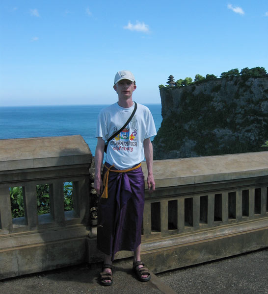 Já v Sarongu ve chrámu Uluwatu / I'm wearing a sarong at the Uluwatu temple (Bali, RI)