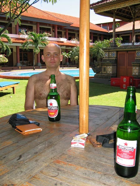 Adam při relaxaci v hotelu Masa Inn / Adam relaxing at Masa Inn (Kuta, Bali, RI)