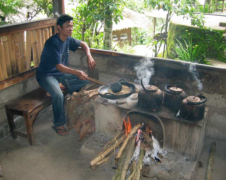 Pražení kávy na Bali / Coffee roasting on Bali (RI)