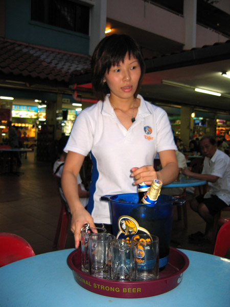 "Tygrovka" v hawker centru Broadway / "Tiger girl" at Broadway hawker center (SGP)