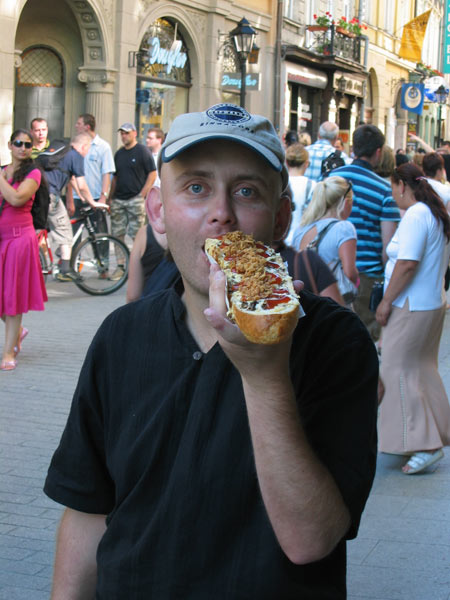 Adam jí zapiekanku v Krakówě (PL) / Adam eats a zapiekanka in Cracow (PL)