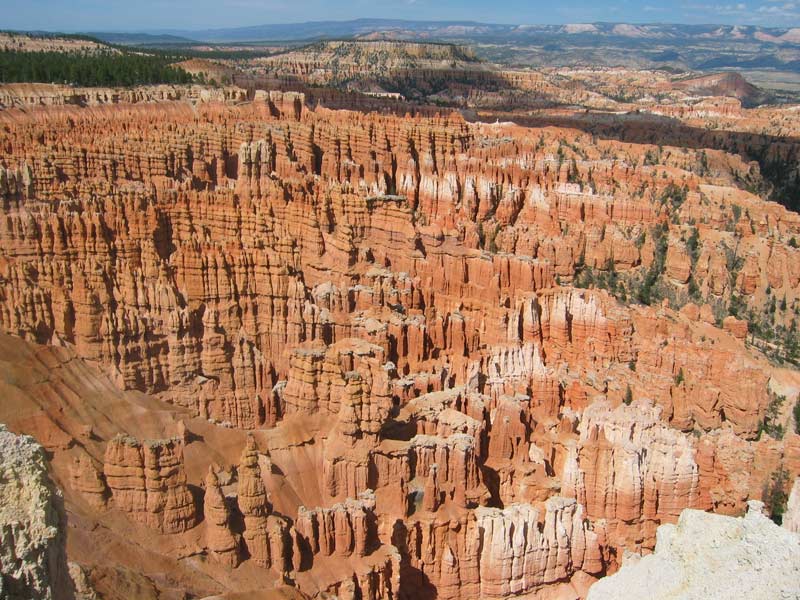 Výhled na Bryce Amphitheather z Inspiration Point (Utah, USA) / A view of Bryce Amphitheather from Inspiration Point (Utah, USA)