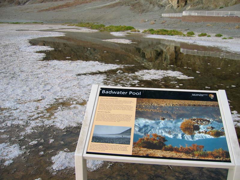 Údolí smrti – solné jezírko Badwater Pool – nejnižší místo na západní polokouli (California, USA) / Death Valley – Badwater Pool – lowest elevation on the Western hemisphere (California, USA)