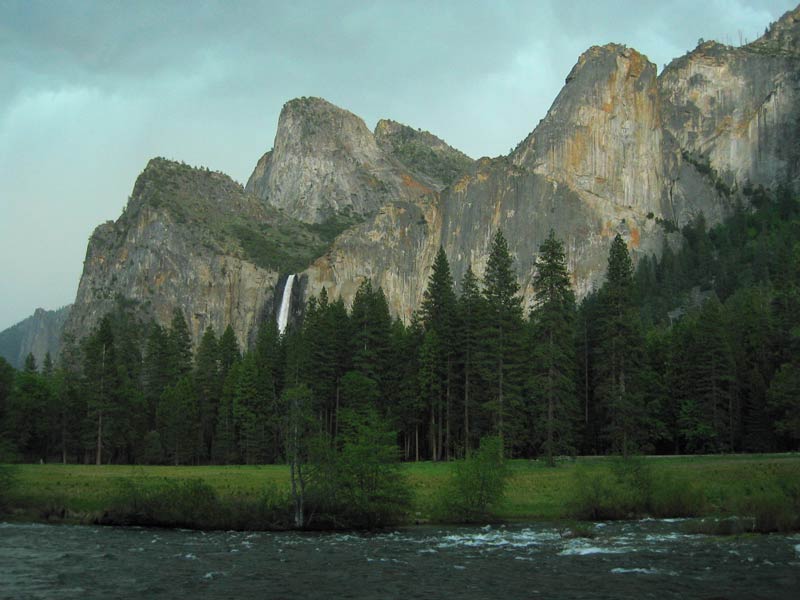 Yosemite – nad Bridalveil Fall se blíží bouřka (California, USA) / Yosemite – storm approaching over Bridalveil Fall (California, USA)