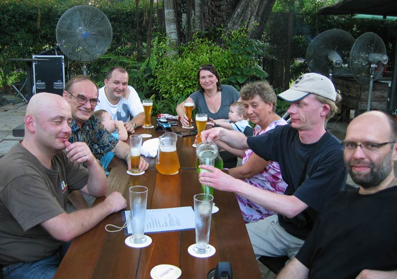 Sharpeovi, Vlčkovi, Adam, Jiří a já s monstrózním zeleným ležákem / The Sharpes, the Vlčeks, Adam, Jiří and me with Monster Green Lager beer