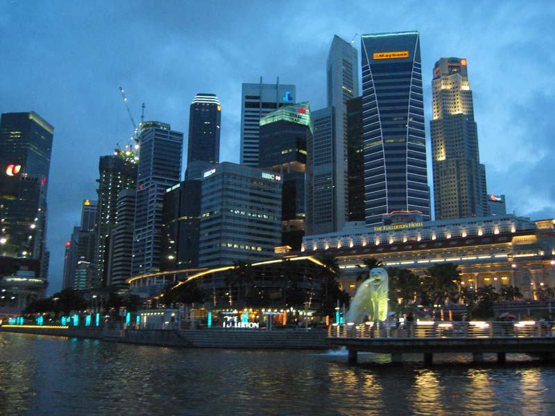 Centrum Singapuru večer (SGP) / Downtown Singapore in the evening (SGP)