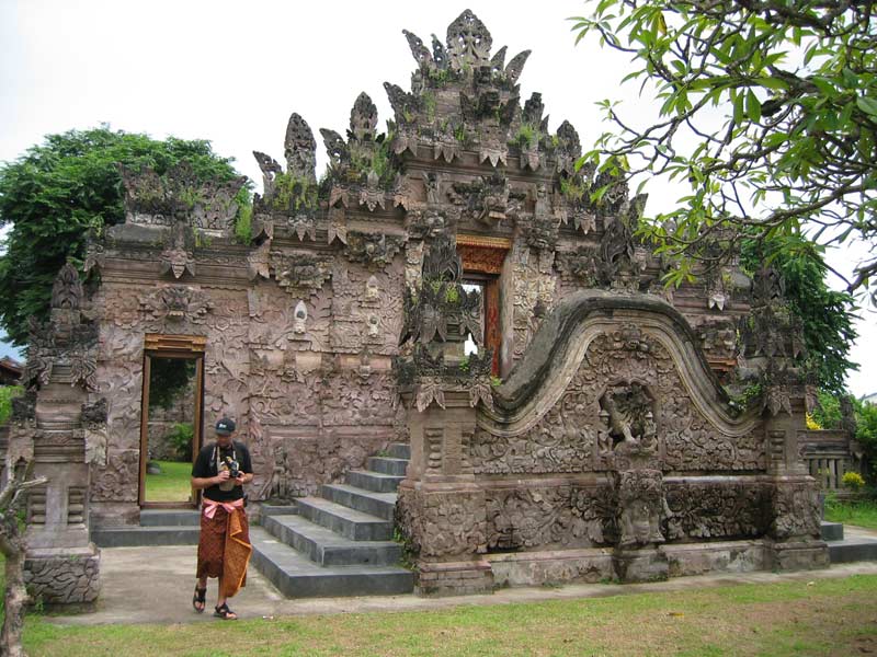 Jiří v chrámu Beji (Bali, RI) / Jiří in Beji temple (Bali, RI)