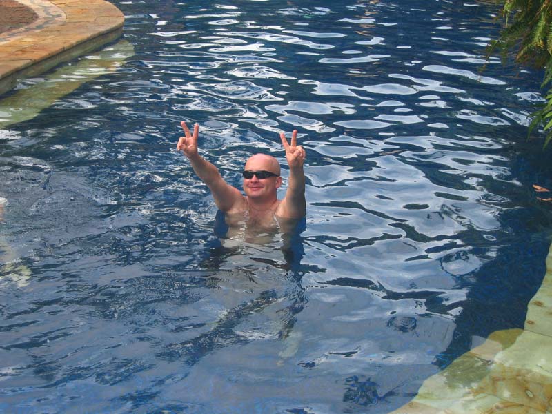 Adam v bazénku v hotelu Rambutan (Bali, RI) / Adam in the pool of Rambutan hotel (Bali, RI)