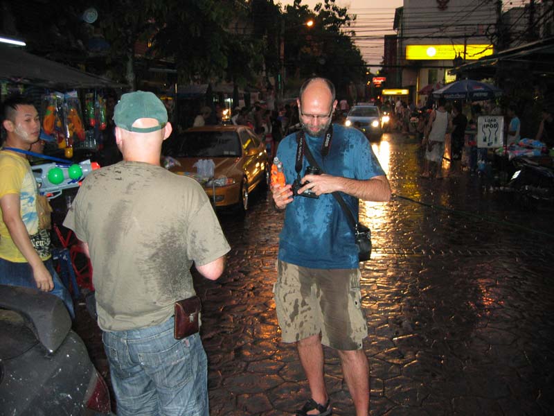 Adam a Jiří během oslav thajského Nového roku v Bangkoku / Adam and Jiří during Thai New Year celebrations in Bangkok