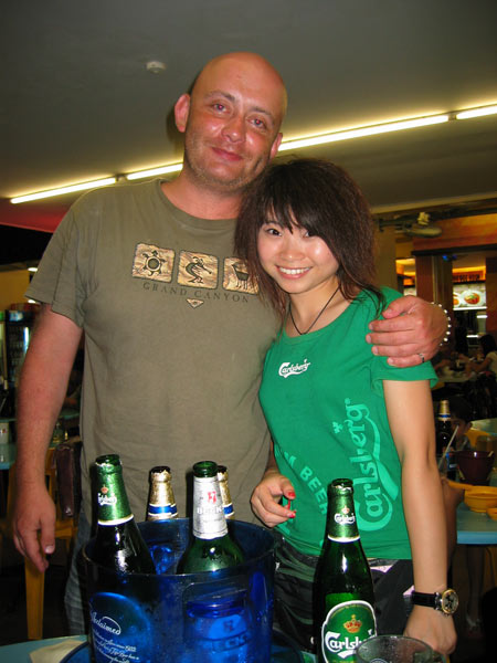 Adam a Carlsberg girl v hawker-centeru Broadway / Adam and Carlsberg girl at Broadway hawker-center