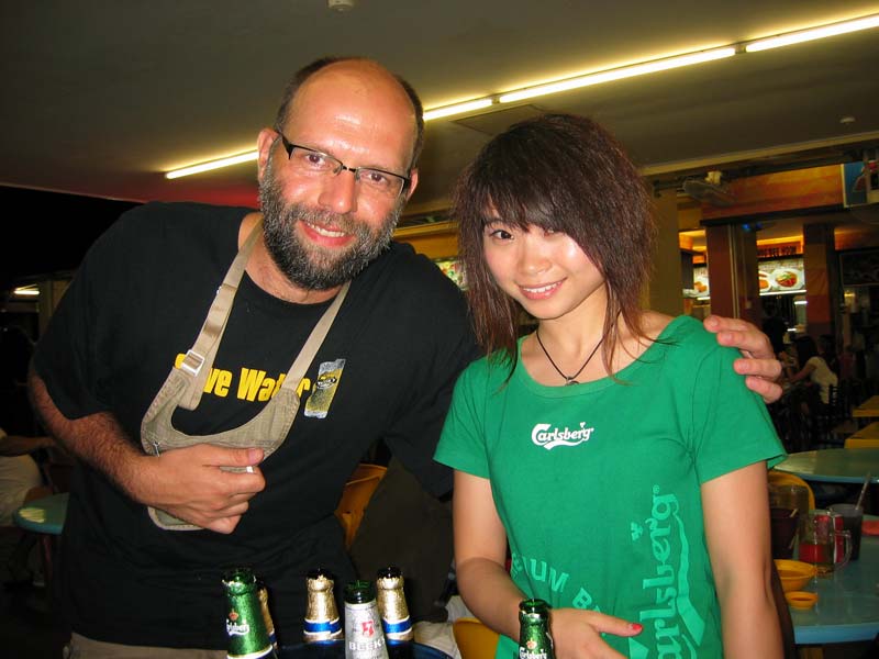 Jiři a Carlsberg girl v hawker-centeru Broadway / Jiří and Carlsberg girl at Broadway hawker-center