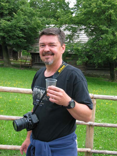 Jenda pije medovinu v rožnovském skanzenu / Jenda drinking mead in the open-air folk museum in Rožnov