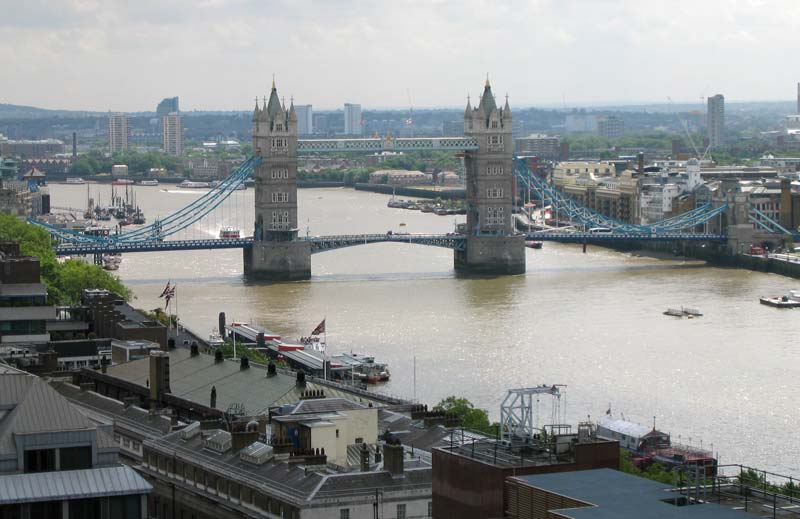 Londýn – výhled na Tower Bridge z Monumentu (GB) / London – a view of Tower Bridge from the Monument (GB)