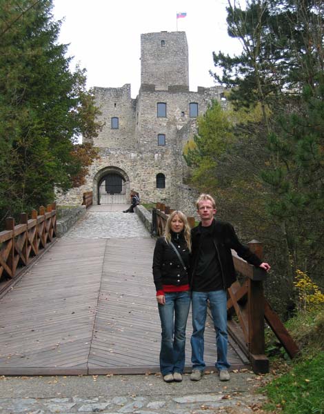 Verča a já před hradem Strečno (SK) / Verča and me in front of Strečno castle (SK)